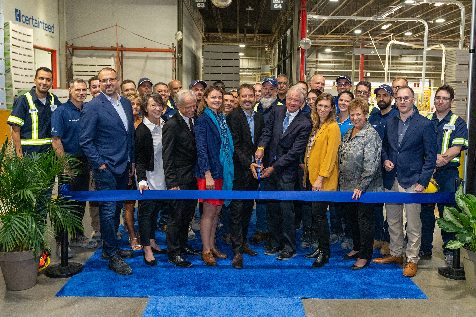 /A%20group%20of%20Saint-Gobain%20and%20Hydro-Quebec%20employees%20celebrate%20the%20expansion%20of%20the%20Montreal%20plant.