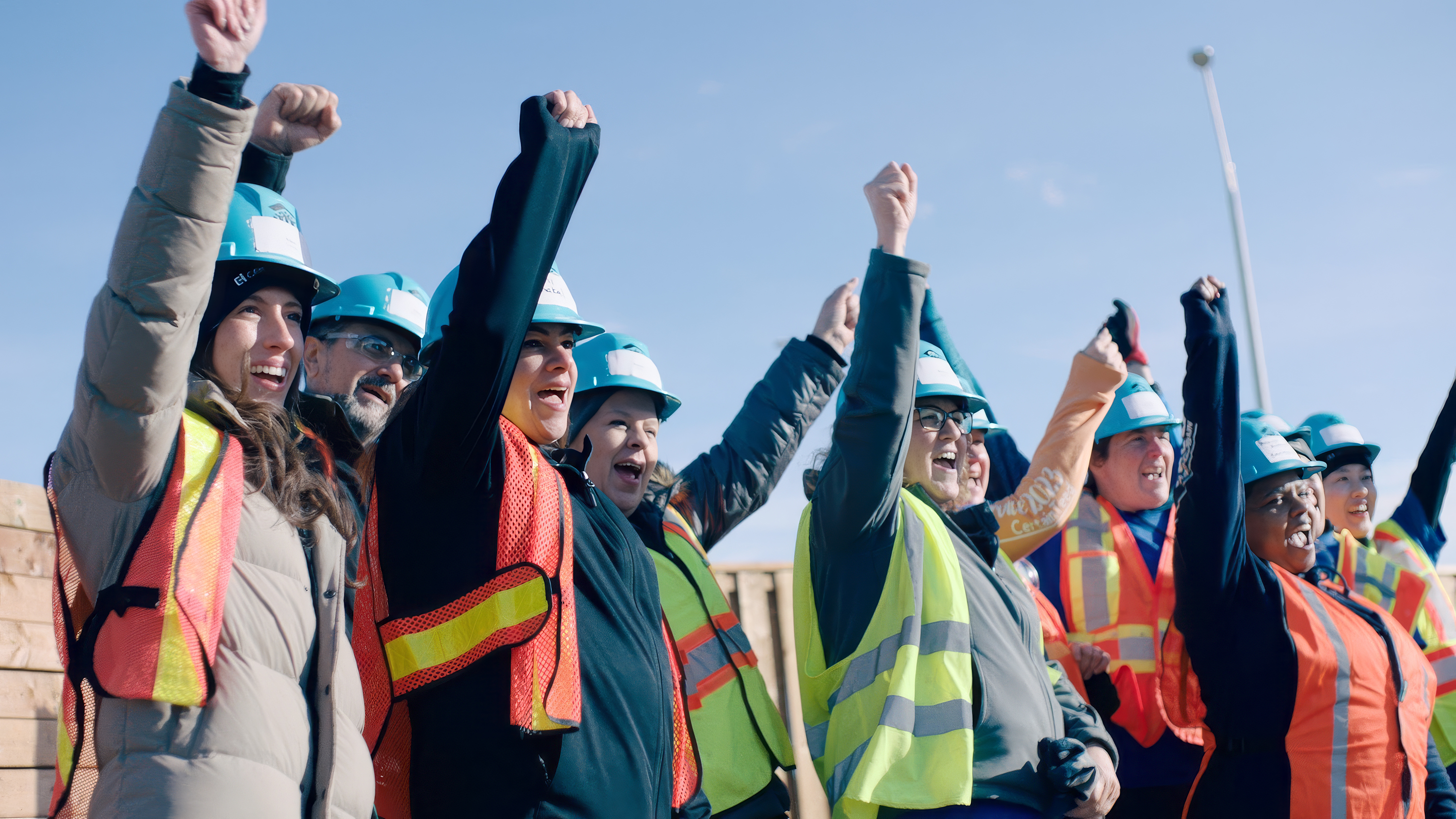 /Saint-Gobain%20Canada%20employees%20cheering%20after%20a%20day%20of%20hard%20work