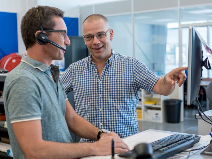 Saint-Gobain employee in sales speaking with a customer